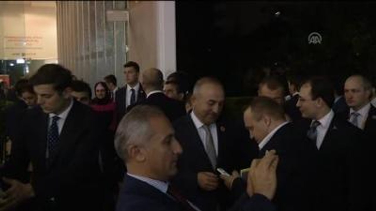 Davutoğlu'na Türk Vatandaşları Sevgi Gösterisinde Bulundu