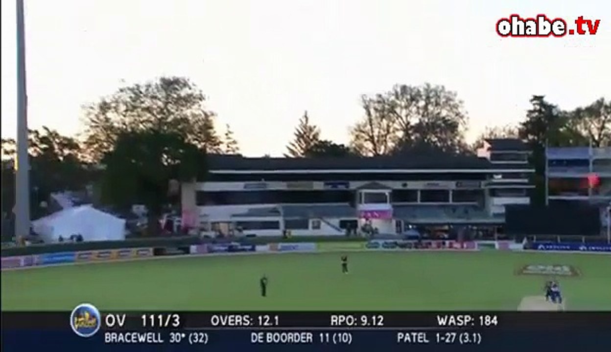 Saha Dışına Çıkan Cricket Topunu Havada Yakalayan Adam