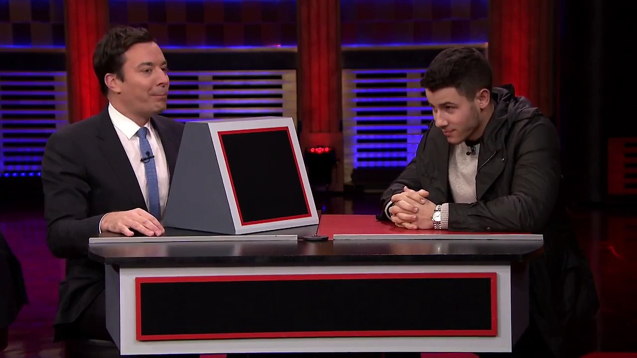Petite partie de Pyramide entre Nick Jonas, Jimmy Fallon, Jeff Daniels et Usher