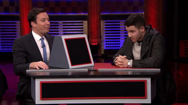 Petite partie de Pyramide entre Nick Jonas, Jimmy Fallon, Jeff Daniels et Usher