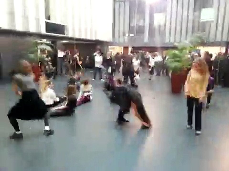 Performance de danse dans l'Agora