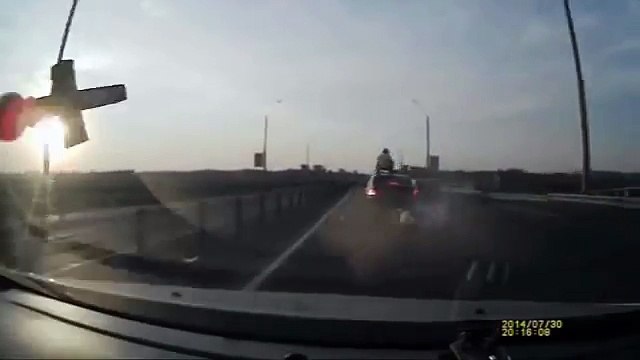 Мотоциклист сделал сальто и приземлился на крышу авто