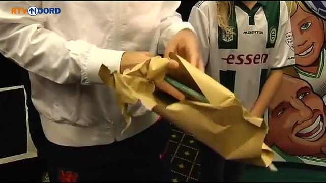 Leerlingen bieden Robben Arjen Robben en het geheim van zijn jonge helden aan - RTV Noord
