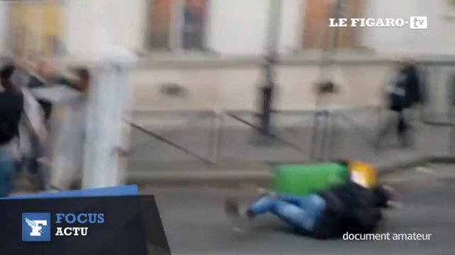 Il frappe un élève bloqueur avec un extincteur