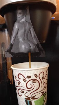 Kim Kardashian fait du café avec son derrière!