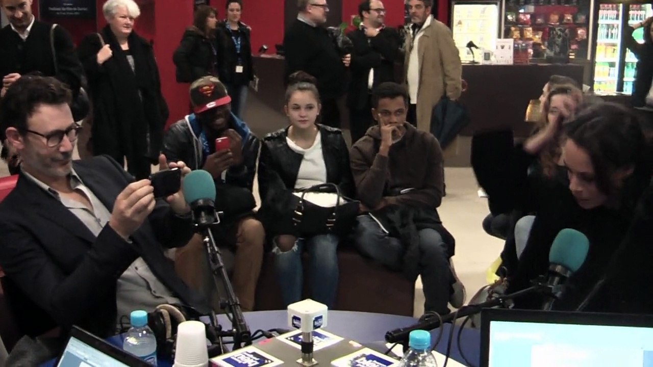 Au Festival de Sarlat, Michel Hazanavicius filme Bérénice Béjo pour France Bleu (making-of)