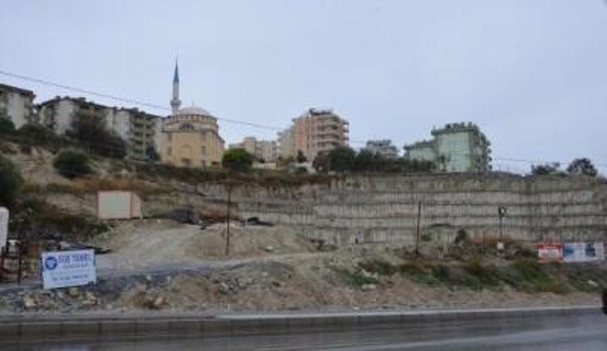 Kuşadası'nda Zemin Hareketliliği Nedeniyle 3 Binaya Tahliye