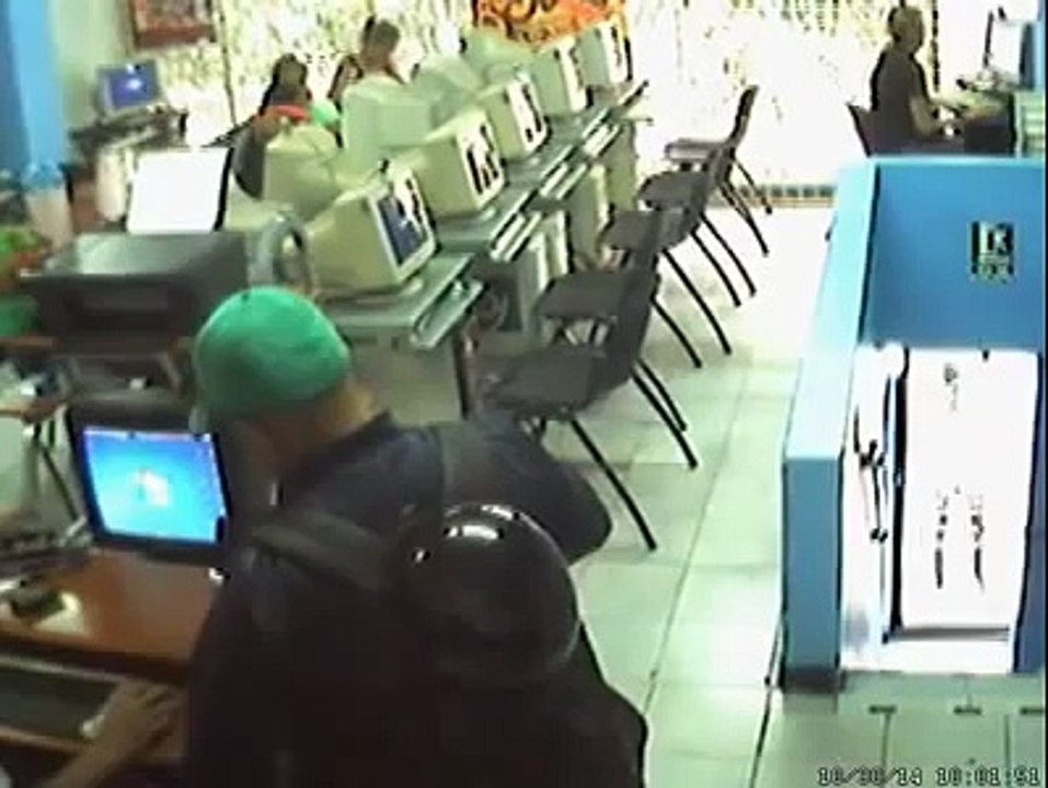 Atraco en cyber Av Victoria de Caracas