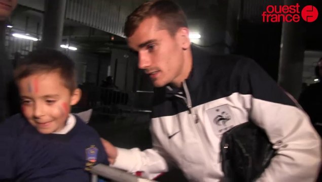 France - Albanie à Rennes : sortie des joueurs, réactions du public