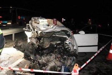 Tosya'da Otomobil Kamyona Çarptı: 2 Ölü