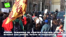 Rimini, tensione al corteo contro JobsAct. Scontri con polizia lancio uova e fumogeni