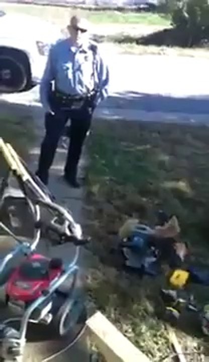 Images du policier Darren Wilson violant le 1er amandement! Arrestation injuste!