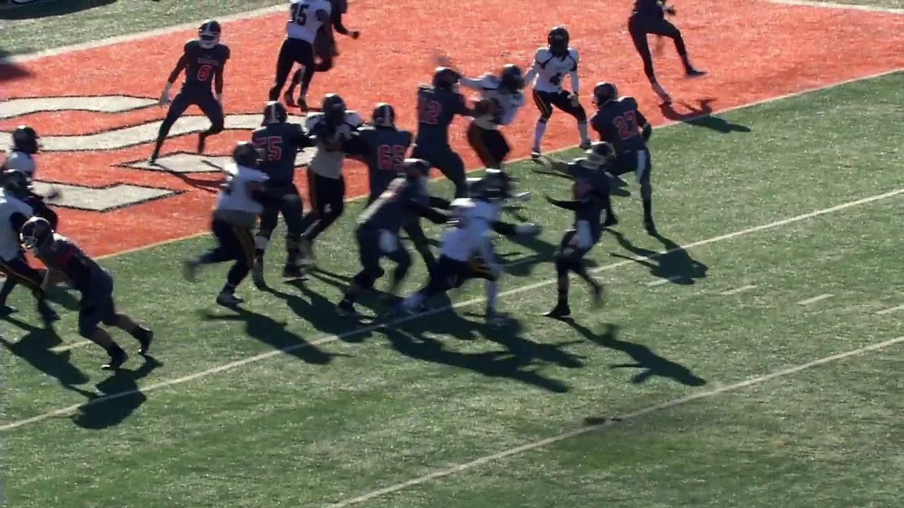 Un Touch Down célébré par une roue pas très très souple! Mercer lineman est hilarant