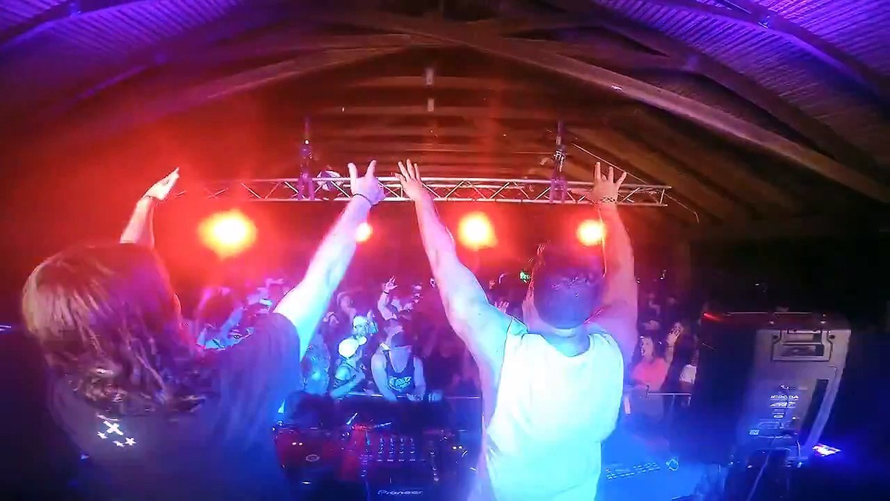 Hilarious DJ FAIL. All the gears on the floor!