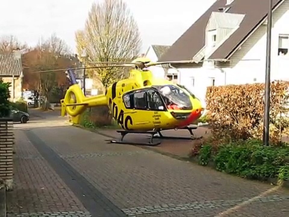 Hélicoptère de secours ultra compact décolle d'un quartier résidentiel! Impressionnant...
