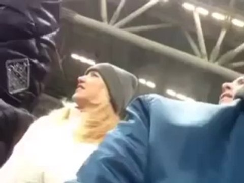 Une femme pousse des cris étrange afin d'encourager son équipe de hockey favorite!