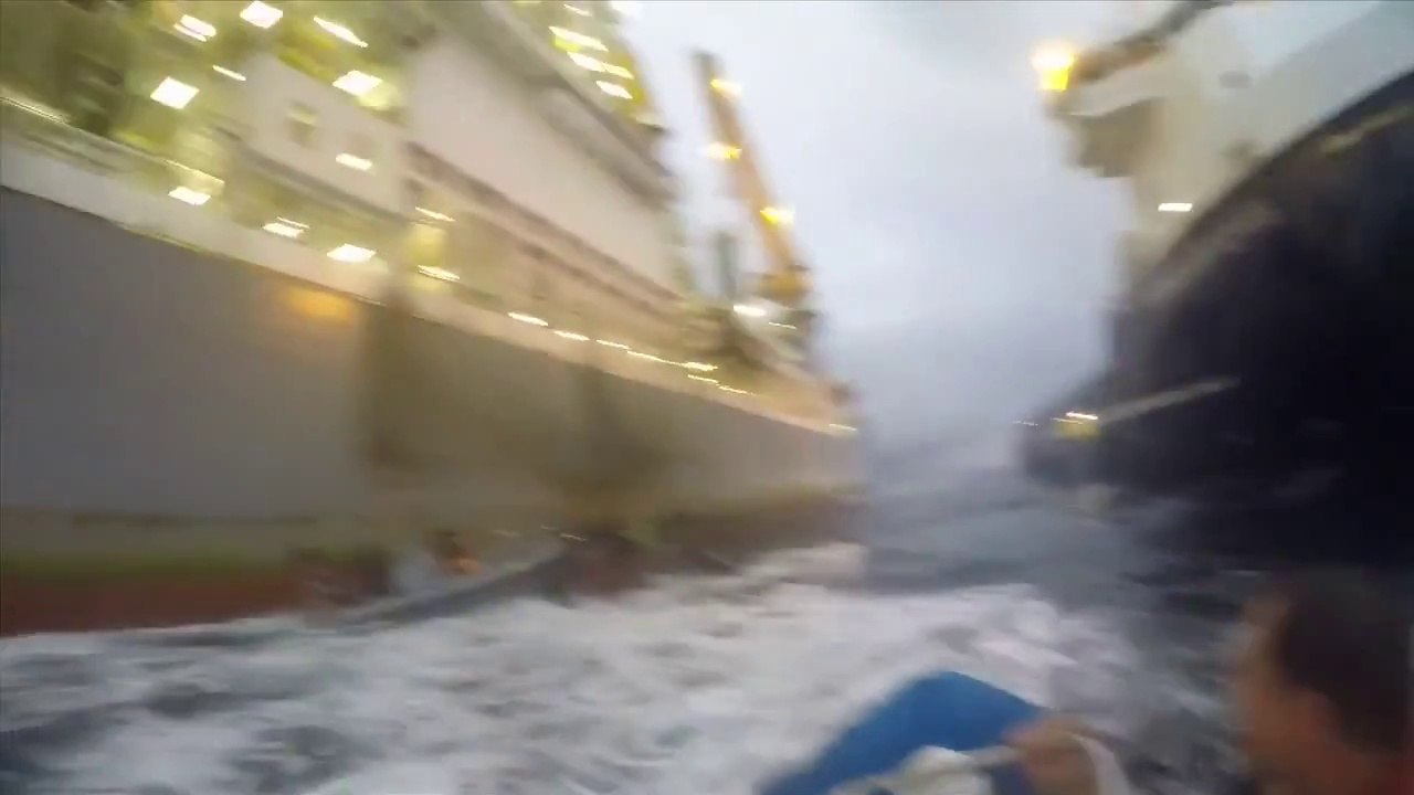 Violente intervention de l'armée espagnole contre Greenpeace : une blessée grave suite à une collision entre 2 bateaux