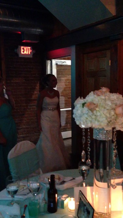 Paraplégique, il se lève pour danser lors de son mariage