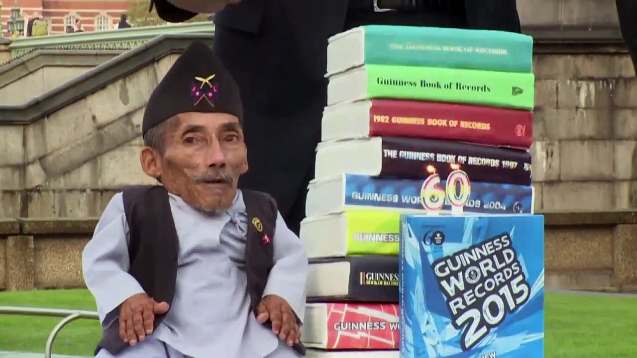 VIDEO l'homme le plus grand du monde et le plus petit