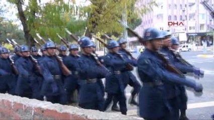 Diyarbakır Atatürk'ün Diyarbakır'a Geliş Yıl Dönümünde Askerden 'Akan Kanlar Bayrak İçin' Sloganlı...