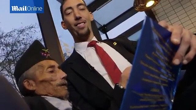 Quand le plus petit homme au monde rencontre le plus grand !