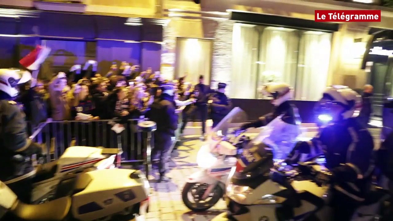 Rennes. Les Bleus signent des autographes  à leur arrivée à l'hôtel