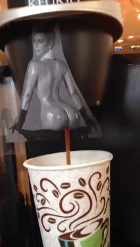 Kim Kardashian nue fait du café