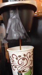 Kim Kardashian nue fait du café