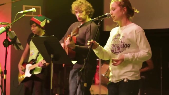 Un guitariste mécontent casse sa guitare et sort de scène en plein live! Cover horrible de ROAR!