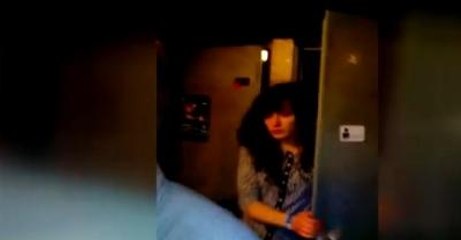 Genç Kız, Yanlışlıkla Erkekler Tuvaletine Girdi