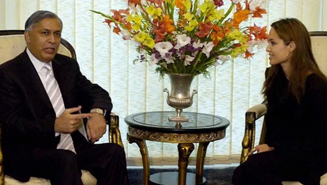 Angelina Jolie visit flood area of Pakistan