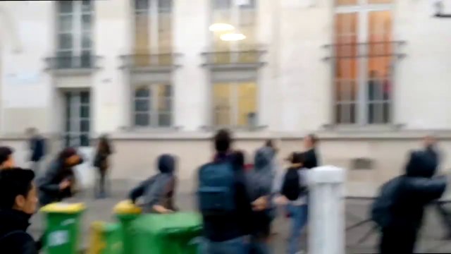 Un parent d'élève frappe un lycéen avec un extincteur et le met KO!