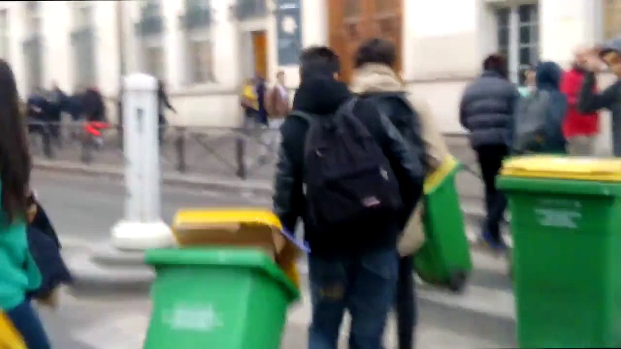 Student father punching student in the face with extinguisher. So violent KO!