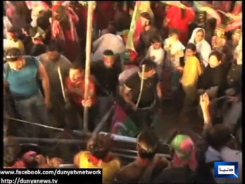 Dunya News - PTI workers brawl at Sahiwal gathering, throw chairs