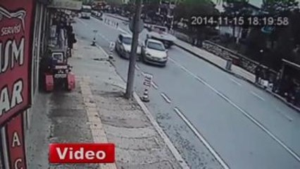 Direğe Çarpan Otomobil Güvenlik Kamerasında