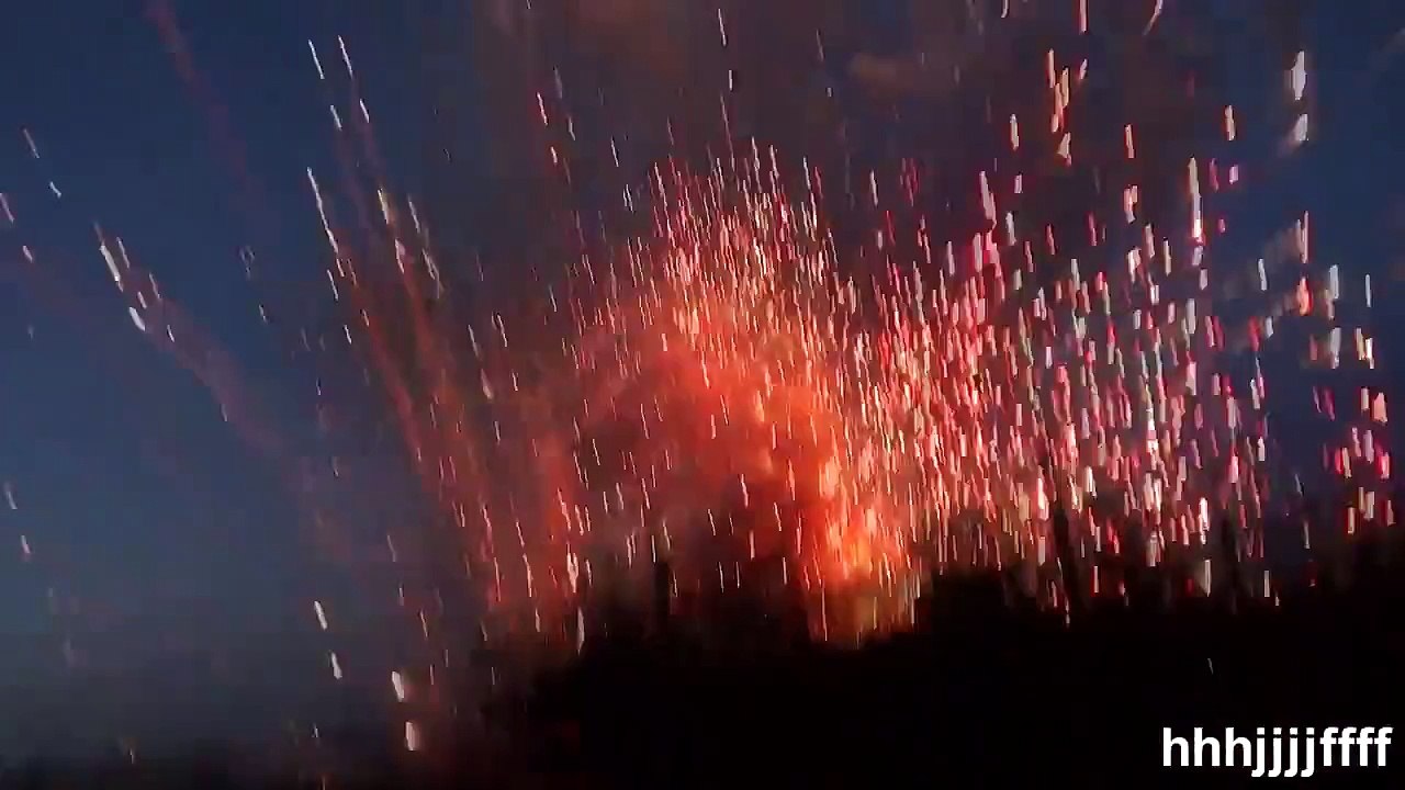 Accident de feu d'artifice, l'usine entière prend feu et explose et on se croirait en pleine guerre!