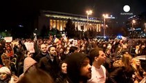 Romania: verso il ballottaggio, già in piazza per protestare