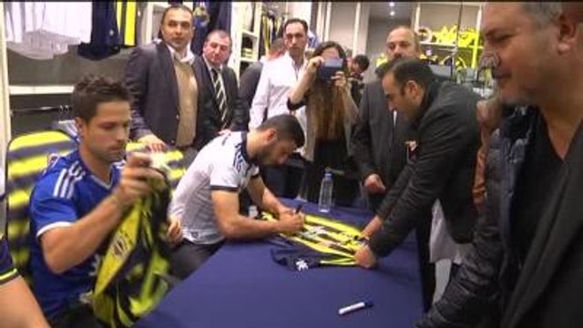 Fenerbahçeli Futbolcular İmza Dağıttı
