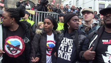 Pays-Bas: Saint-Nicolas et ses acolytes arrivent a Gouda