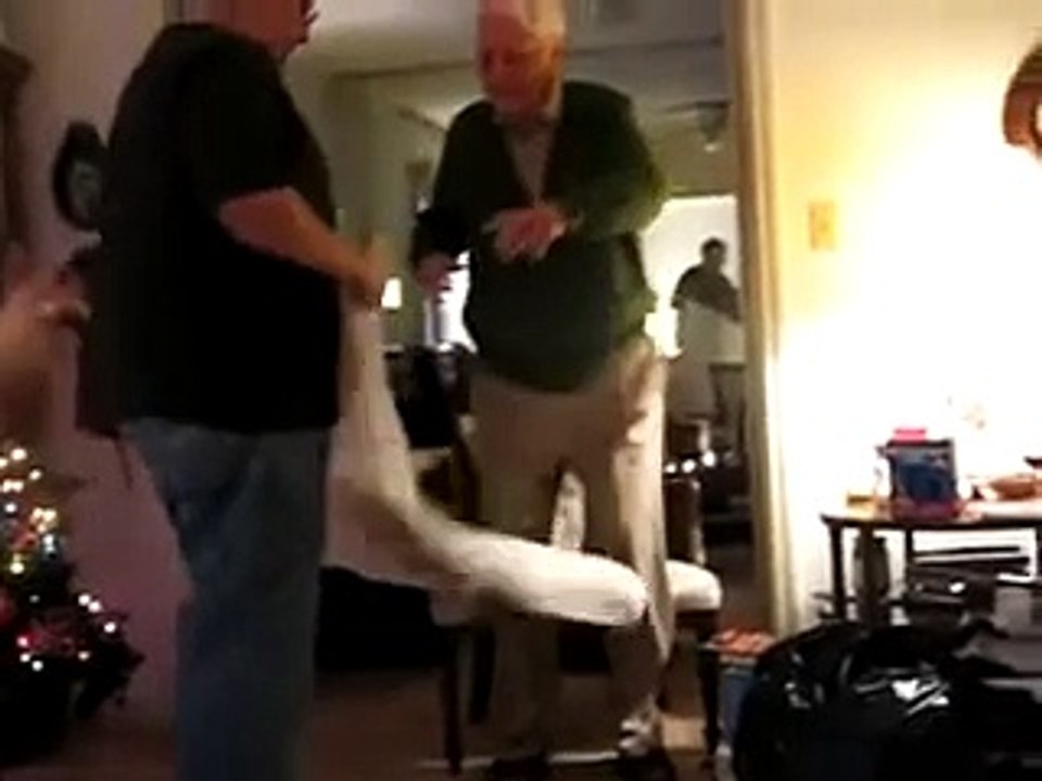 Le cadeau de noël de pépé, c'est mémé qui va être contente