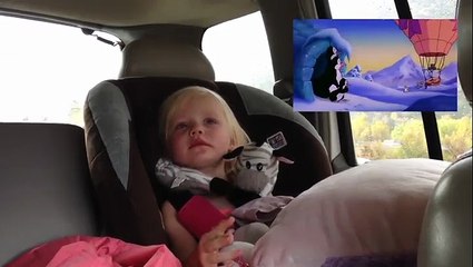 Une petite fille pleure devant un dessin animé.