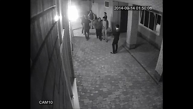 Un boxeur met KO deux types en deux coups de poing