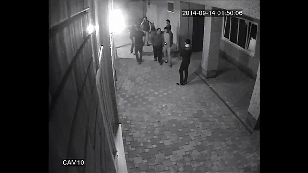 Un boxeur met KO deux types en deux coups de poing