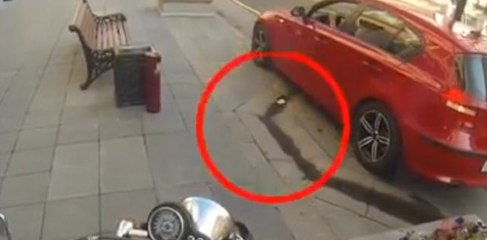 Yola çöp atan sürücüleri terbiye eden Motorcu