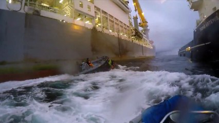 La armada colisiona contra los botes de los activistas de Greenpeace en Canarias