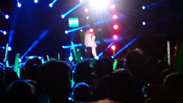 Fan Mỹ Tâm làm quá - Mỹ Tâm Live Concert Tour HeartBeat [09112014]