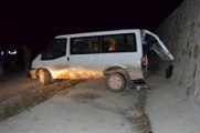 Kozan'da İşçileri Taşıyan Minibüs Yoldan Çıktı: 12 Yaralı