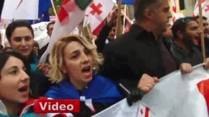 Gürcistan'da On Binler, Rusya'yı Suçladı