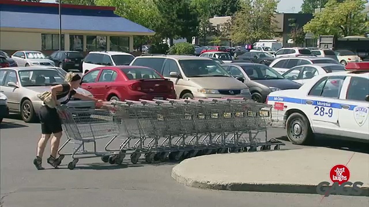 Cart Smashes Into Police Car [ExposeDuniya.com]