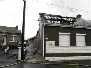 Une maison détruite par les flammes rue Branly à Rouvroy ce dimanche matin.